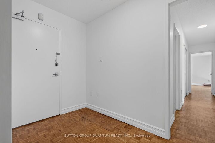 Property Photo:  965 Inverhouse Drive 504  ON L5J 4B4 