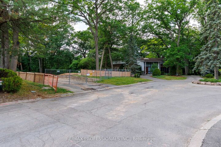 Property Photo: 10 Woodmere Court ON M9A 3J1