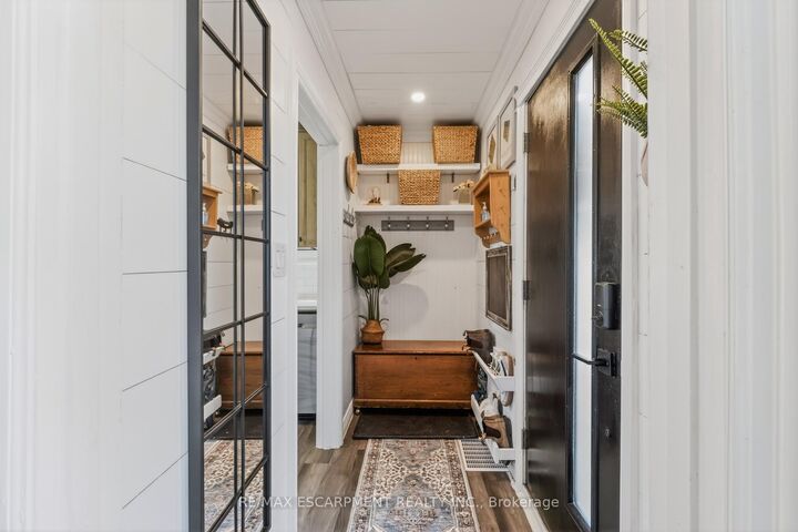 Property Photo:  43 Woodbridge Road  ON L8K 3C8 