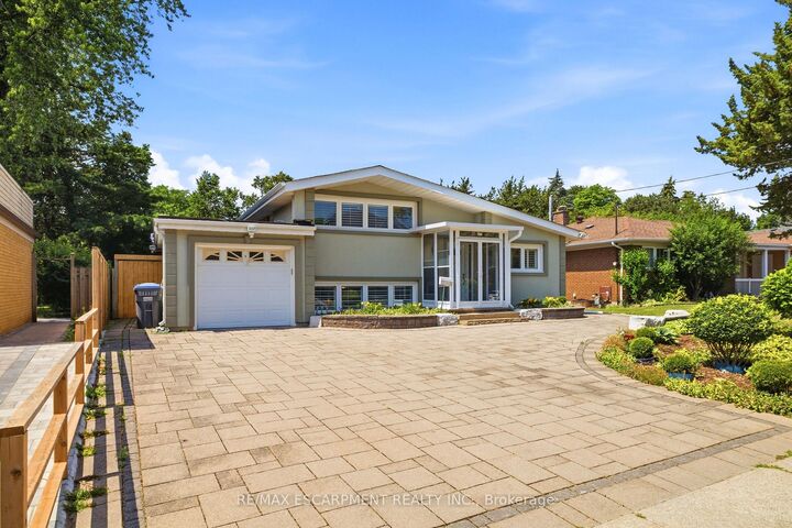 Property Photo: 3084 Constitution Boulevard ON L4Y 2Z2