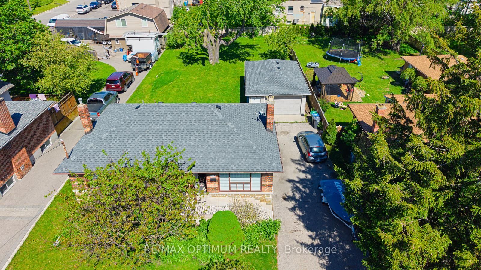 Property Photo: 1747 Coram Crescent ON L4X 1L2