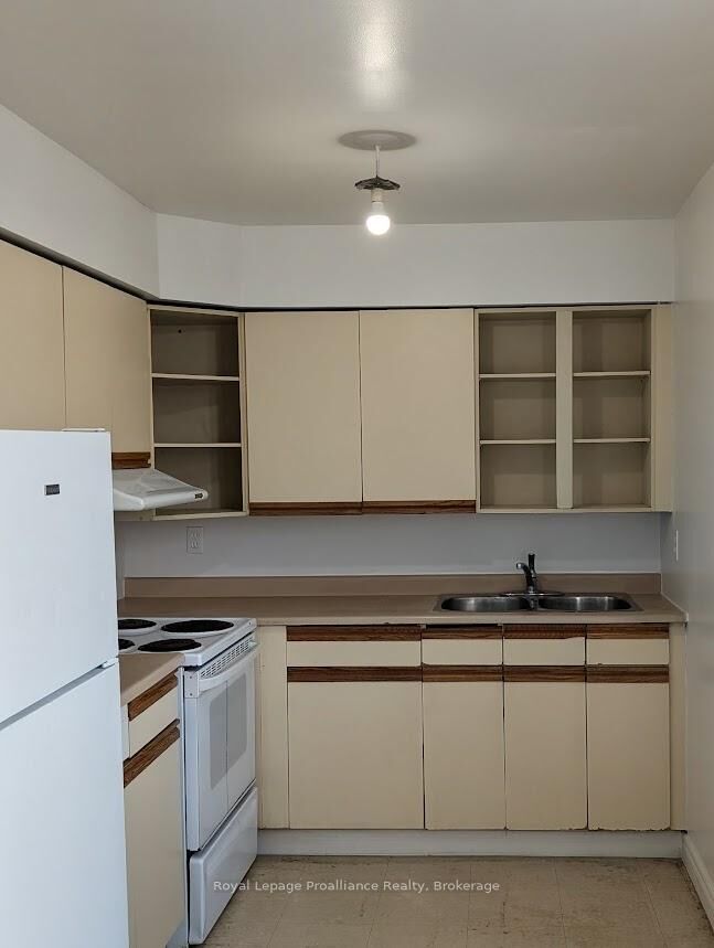 Property Photo:  328 Aylmer Street 301  ON K9H 3V6 