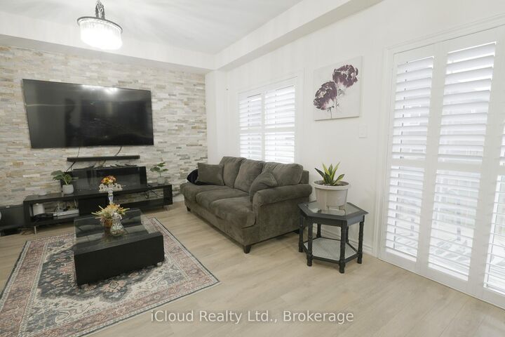 8 Whitton Drive — photo 1
