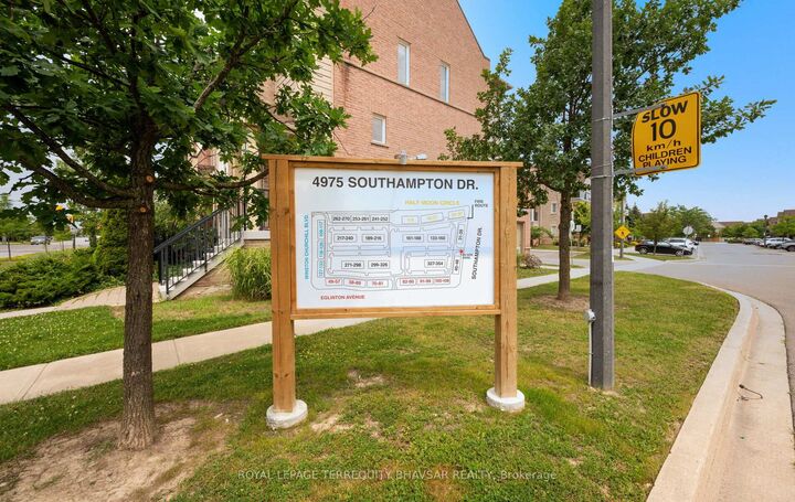 Property Photo: 3098 Eglinton Avenue W 94 ON L5M 8C5