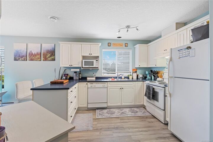 Property Photo: 4895 Fairbrook Cres BC V9T 6L6