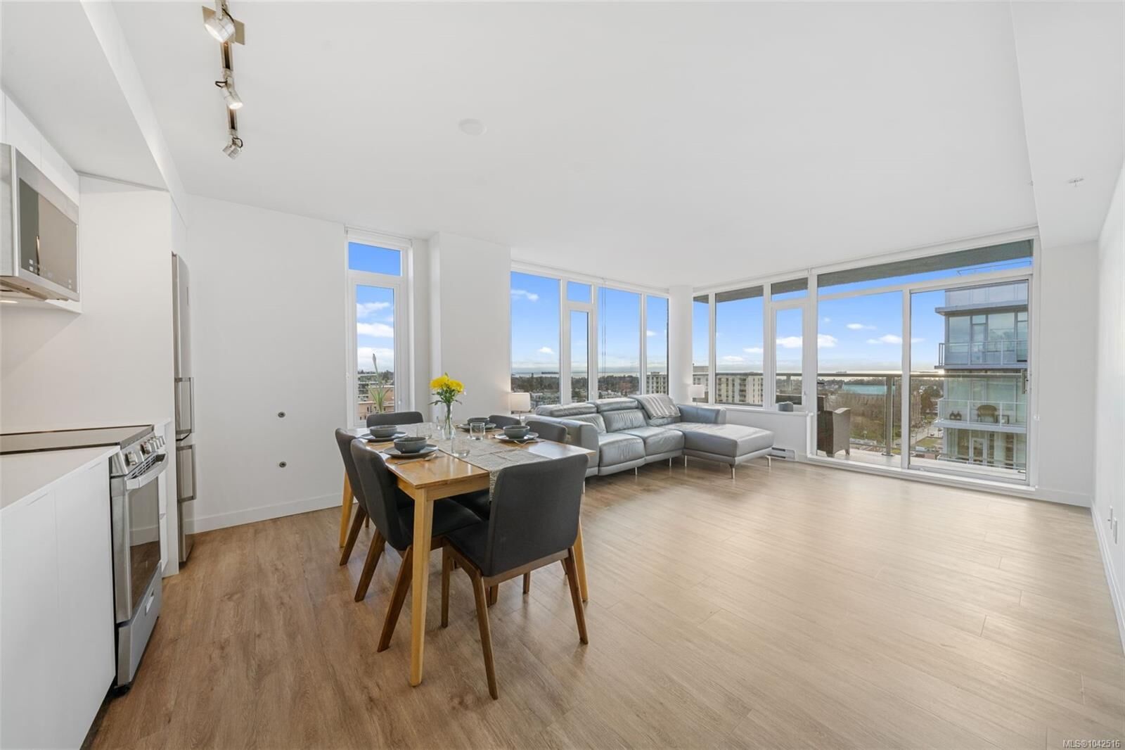 Property Photo: 845 Johnson St #2002 BC V8W 0G3