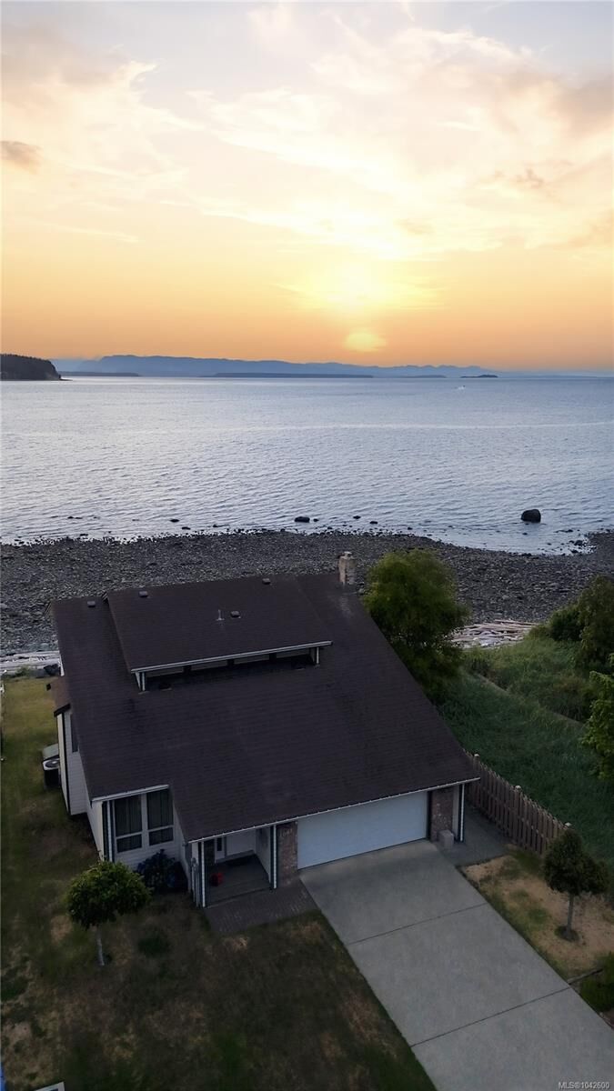 1081 Island Hwy S — photo 1