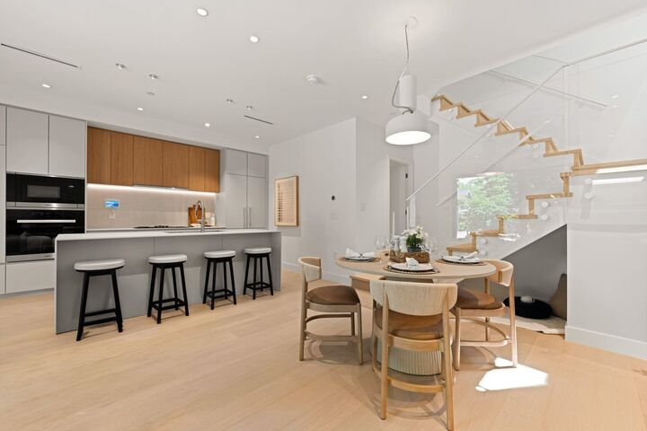 Property Photo: 2926 W 12th Avenue 1 BC V6K 2R3