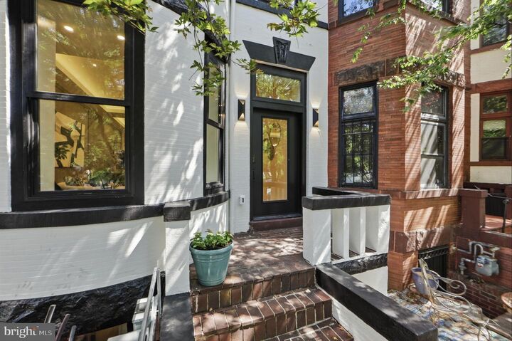 Property Photo:  1933 Calvert Street NW  DC 20009 