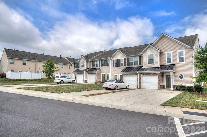 Property Photo:  2704 Silverthorn Drive  NC 28273 
