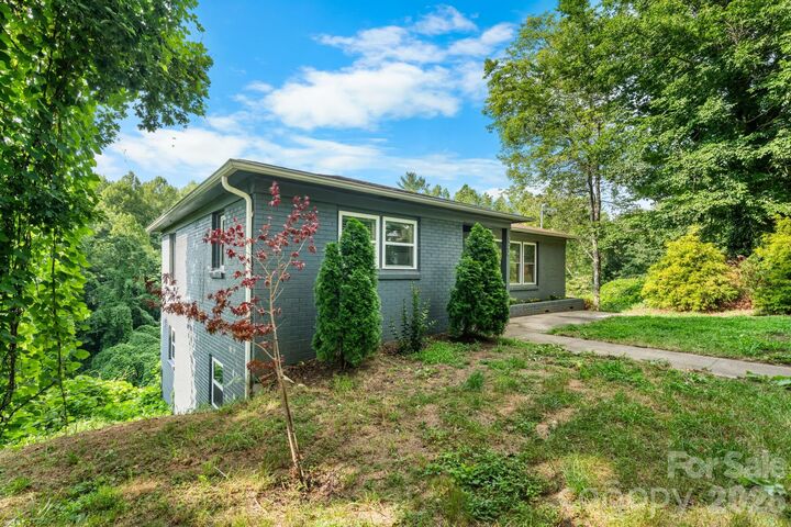 Property Photo: 422 Arlington Circle NW NC 28645