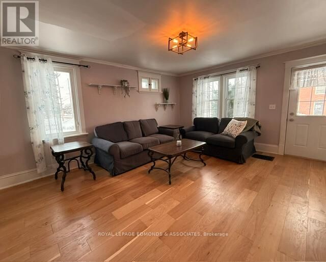 Property Photo:  1028 Pembroke Street East  ON K8A 6Z2 