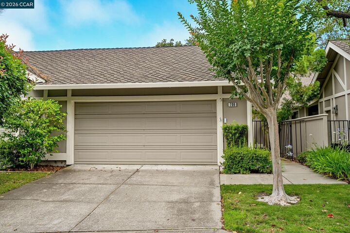 Property Photo: 706 Lakeside Ct CA 94526
