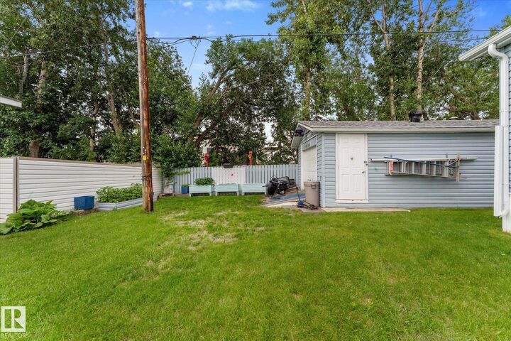 Property Photo: 305 Calahoo Road 9 AB T7X 3K5