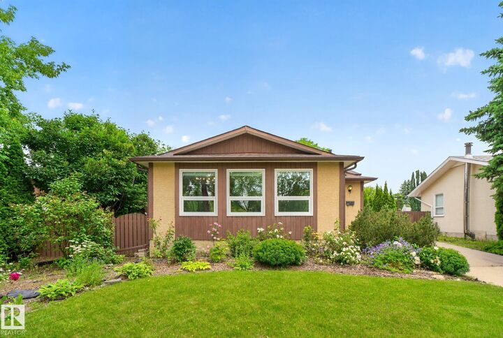 Property Photo:  31 Alpine Boulevard  AB T8N 2L9 
