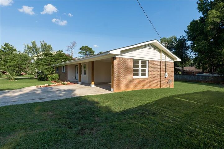 Property Photo: 218 La Vista Avenue GA 30125