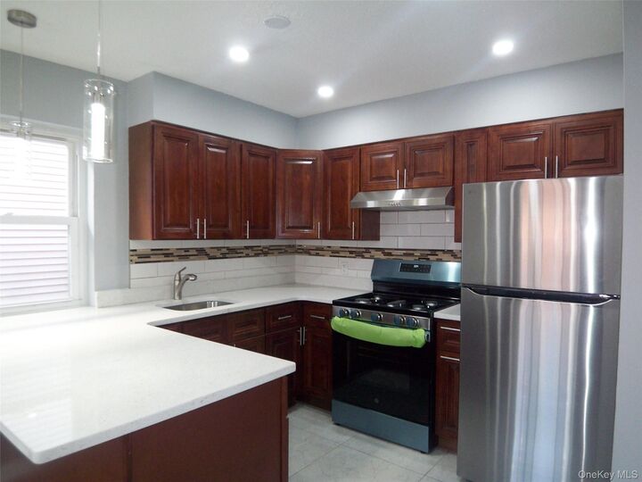 Property Photo: 1008 E 228th Street 2nd NY 10466