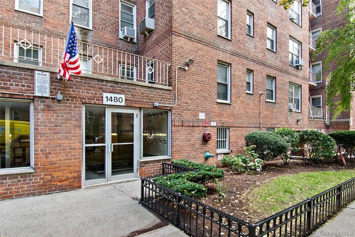 Property Photo: 1480 Thieriot Avenue 5M NY 10460