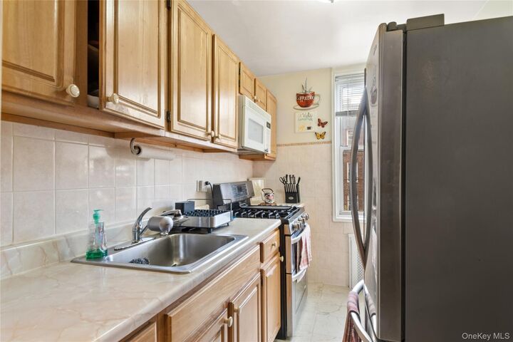 Property Photo: 1480 Thieriot Avenue 5M NY 10460