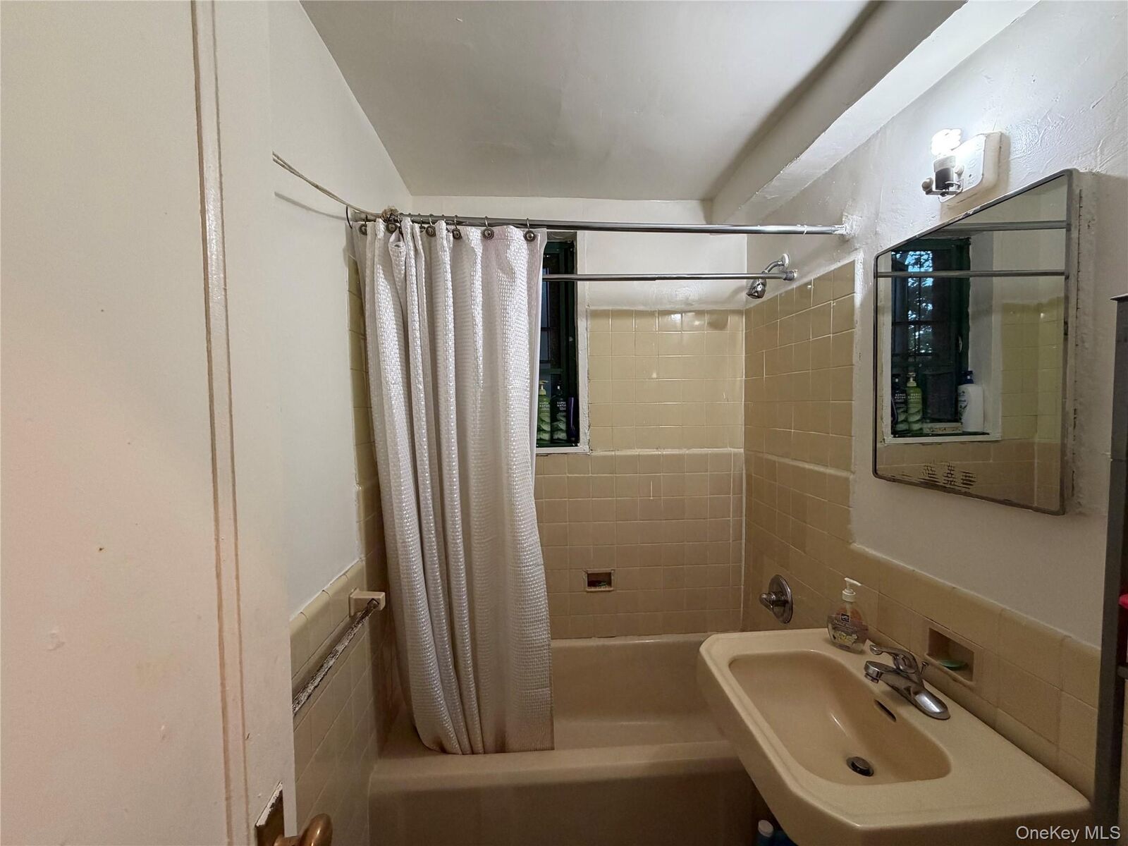 Property Photo: 1551 Unionport Road 4C NY 10462