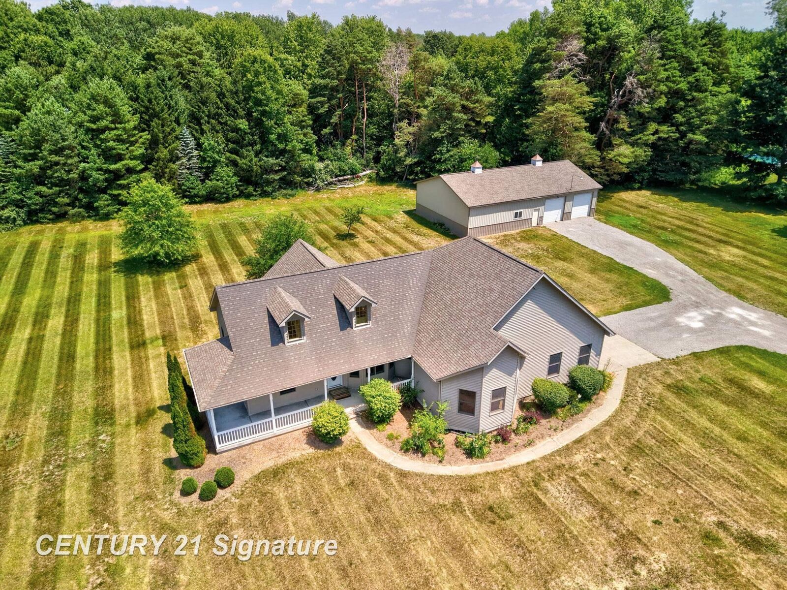 Property Photo: 8605 Dixie Highway MI 48415