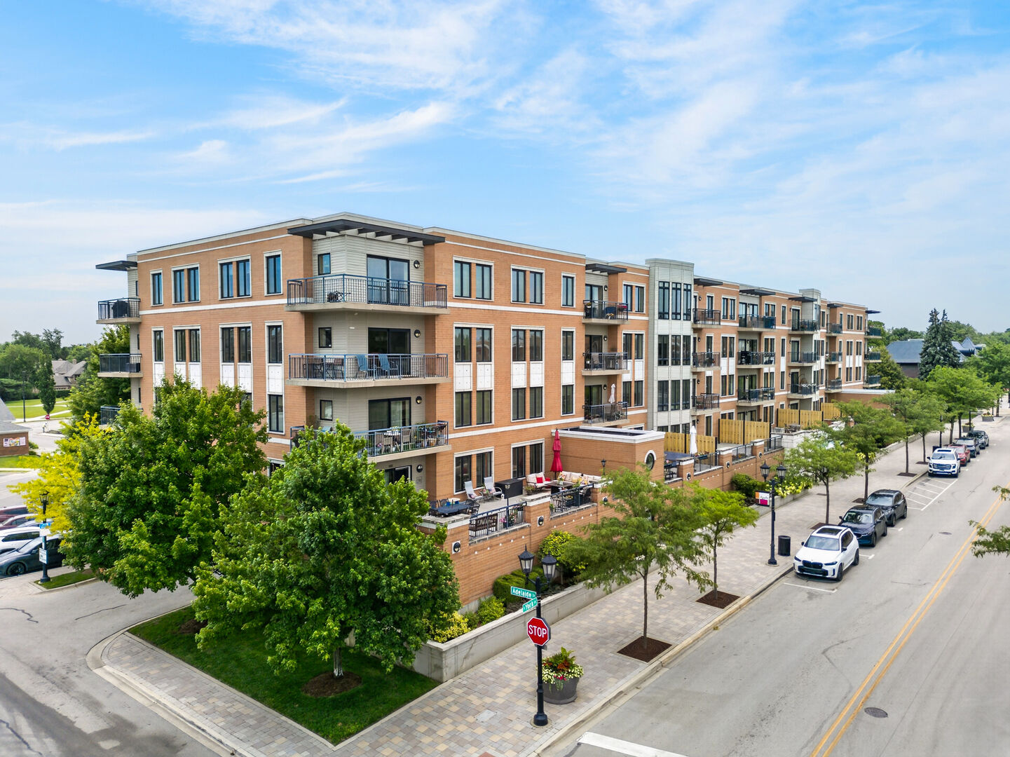 Property Photo:  135 S York Street 306  IL 60126 