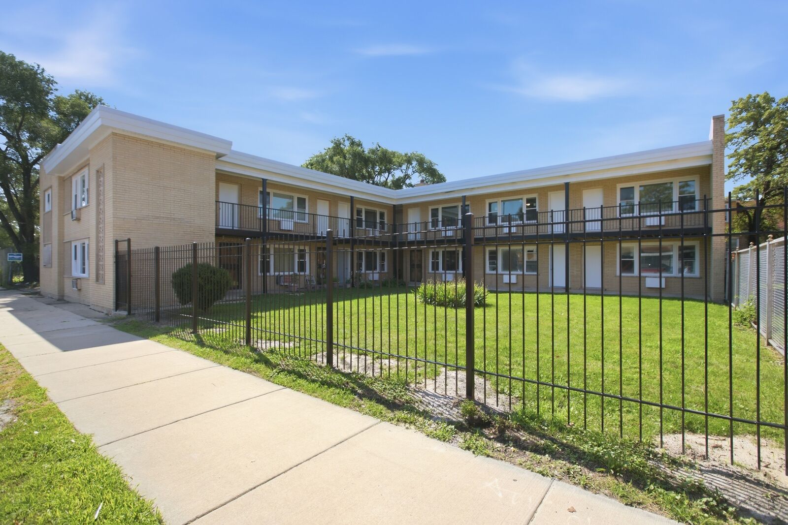 Property Photo: 2537 E 83rd Street 1 IL 60617