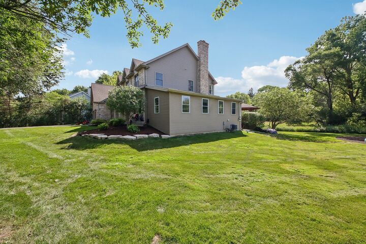 Property Photo:  374 Sharon Drive  IL 60010 