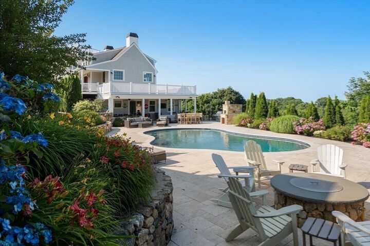 Property Photo: 18 Holly Hill Circle MA 02050