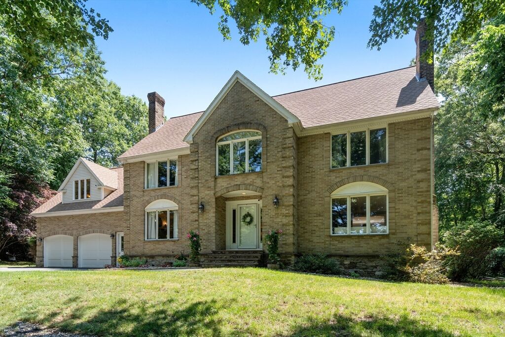 Property Photo:  8 Gaslight Lane  MA 01702 