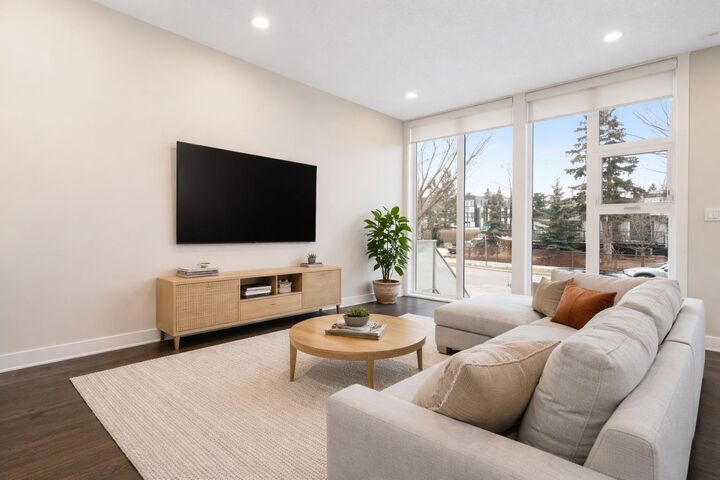 Property Photo: 1808 27 Avenue SW 102 AB T2T 1H1