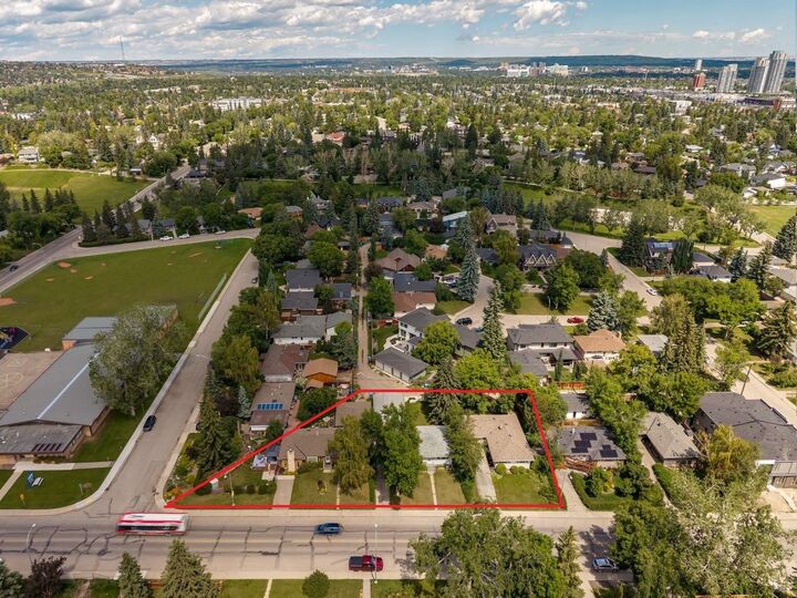 Property Photo:  4524 26 Avenue SW  AB T3E 0P9 