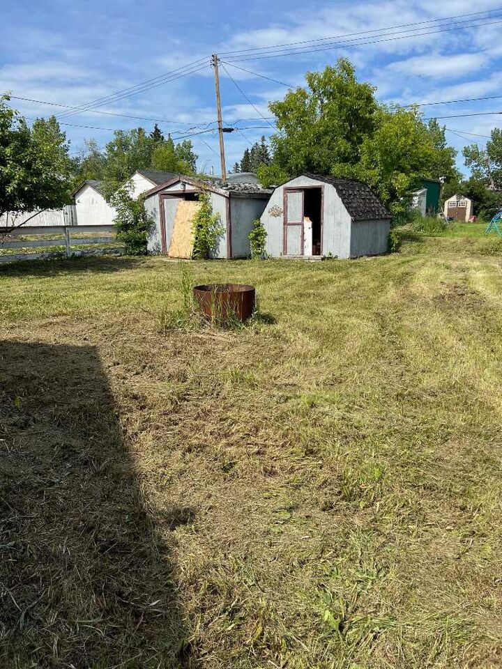 Property Photo: 806 3 Avenue AB T0H 0C0