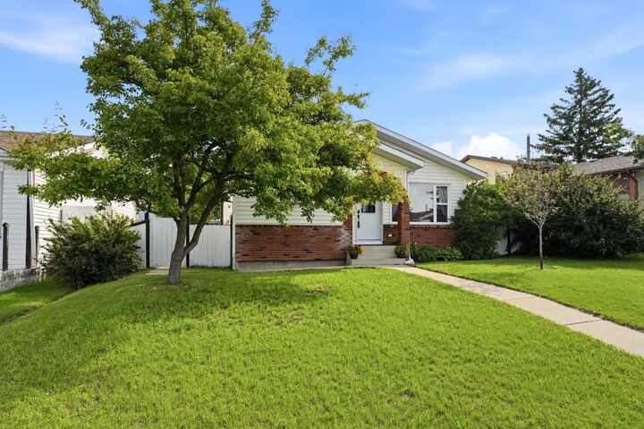 Property Photo:  5 Everitt Crescent  AB T4R 1Y7 