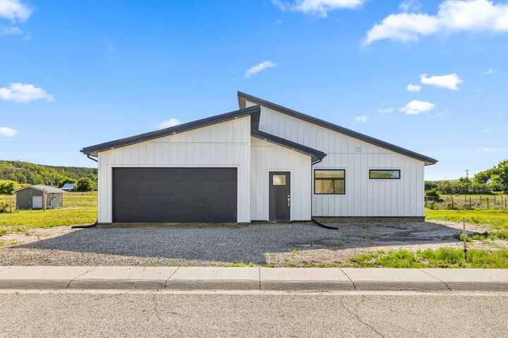 8 Diamond Valley Close — photo 1