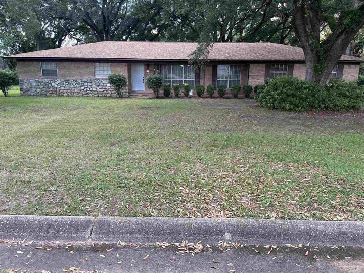 Property Photo: 5992 Moss Ln FL 32505
