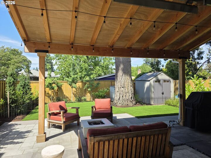 Property Photo:  5605 SE Steele St  OR 97206 