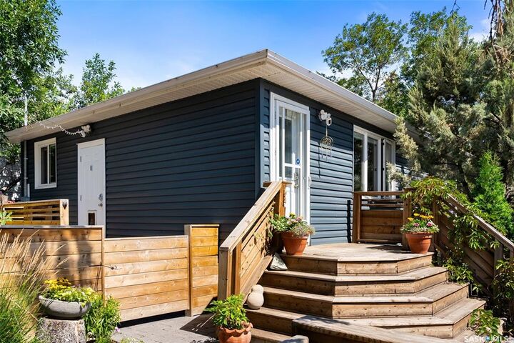 Property Photo:  108 Douglas Avenue E  SK S4N 1H3 