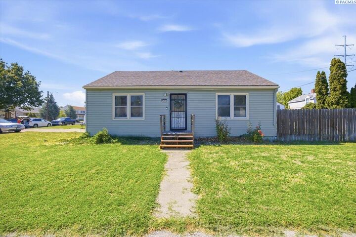Property Photo:  1305 Van Giesen St  WA 99354 