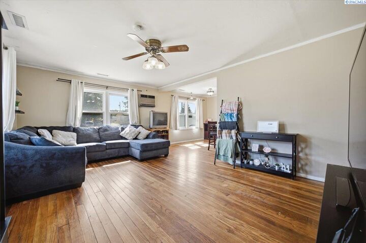 Property Photo: 1305 Van Giesen St WA 99354