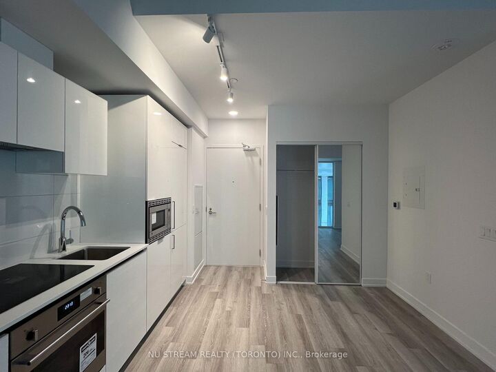 Property Photo: 121 St. Patrick Street 616 ON M5T 0B8
