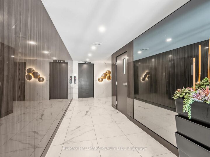 Property Photo: 20 Glebe Road W Ph15 ON M5P 1C9