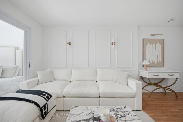 Property Photo:  15 Maplewood Avenue 310  ON M6C 4B4 
