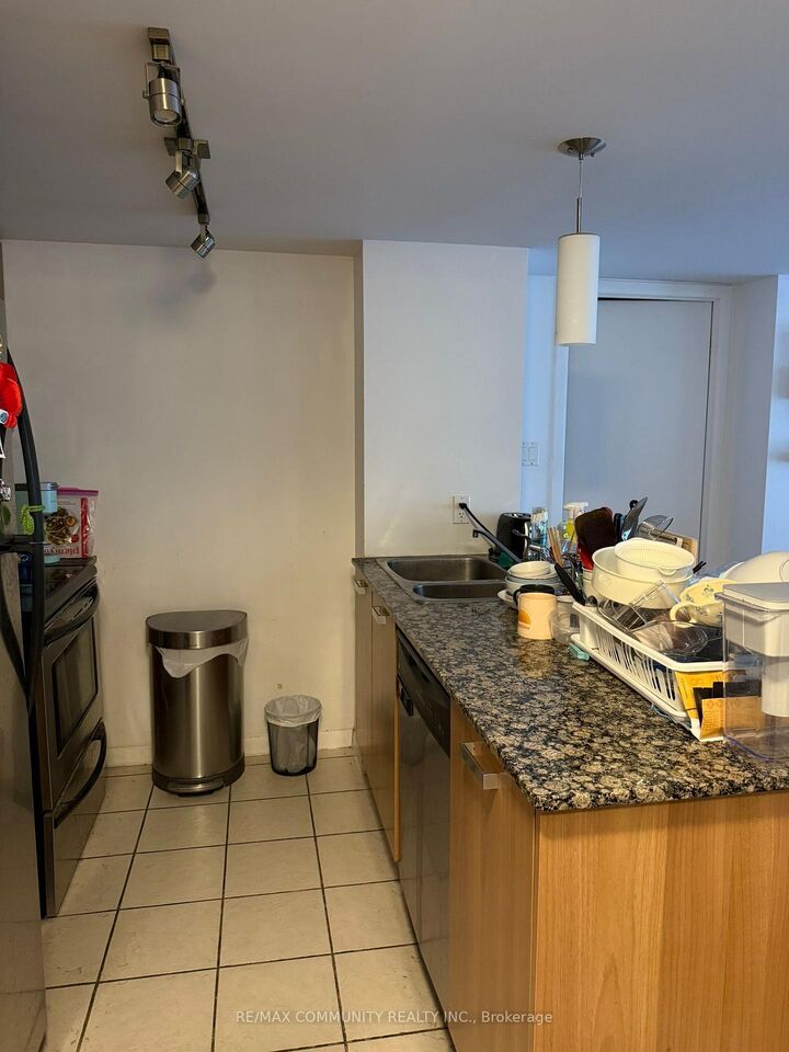 Property Photo:  37 Grosvenor Street 1209  ON M4Y 3G5 