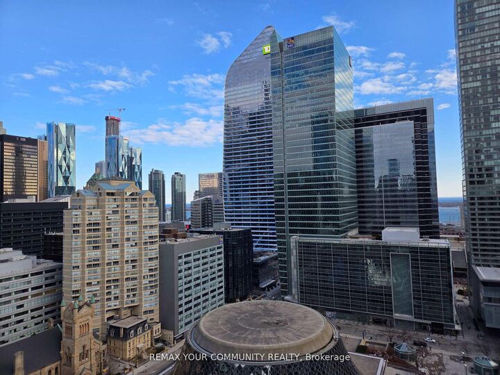 224 King Street W 2107 — photo 1