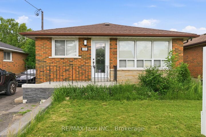 Property Photo:  1235 Somerville Street Lower  ON L1G 4L1 
