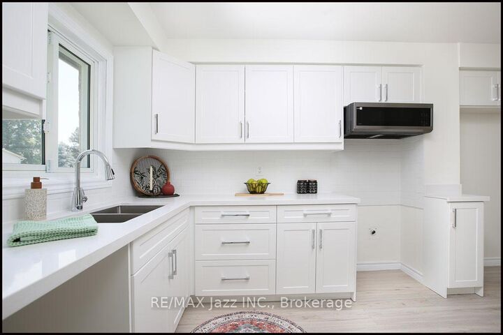 Property Photo: 611 Galahad Drive 90 ON L1K 1M1