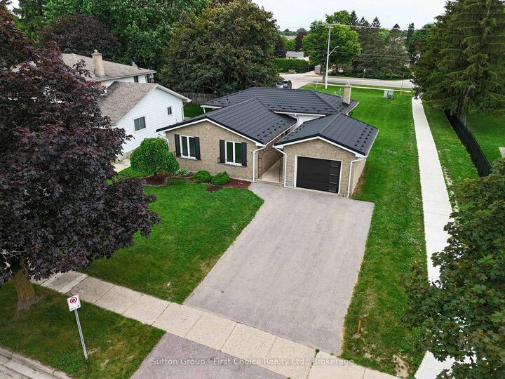 Property Photo:  70 Bedford Drive  ON N5A 5J5 