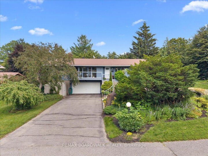 Property Photo: 15 Selwyn Crescent ON K2K 1N9