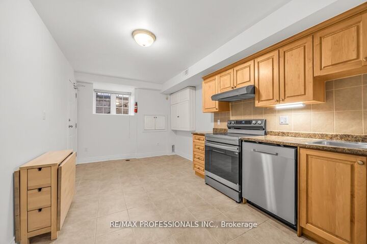 Property Photo:  213 Major Street Lower  ON M5S 2L4 